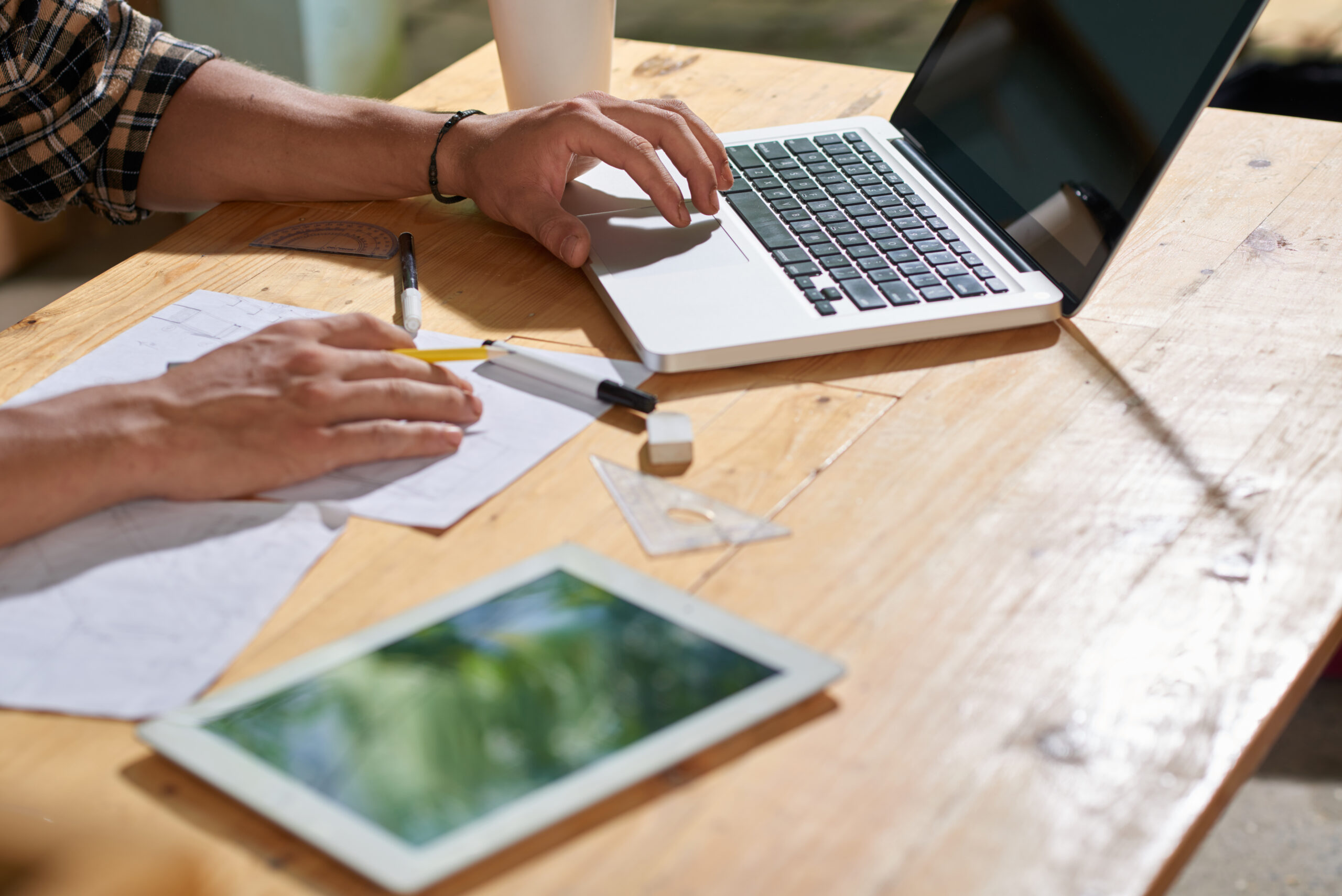 Planungsunterlagen und Notebook bei einer Projektbesprechung – Symbolbild