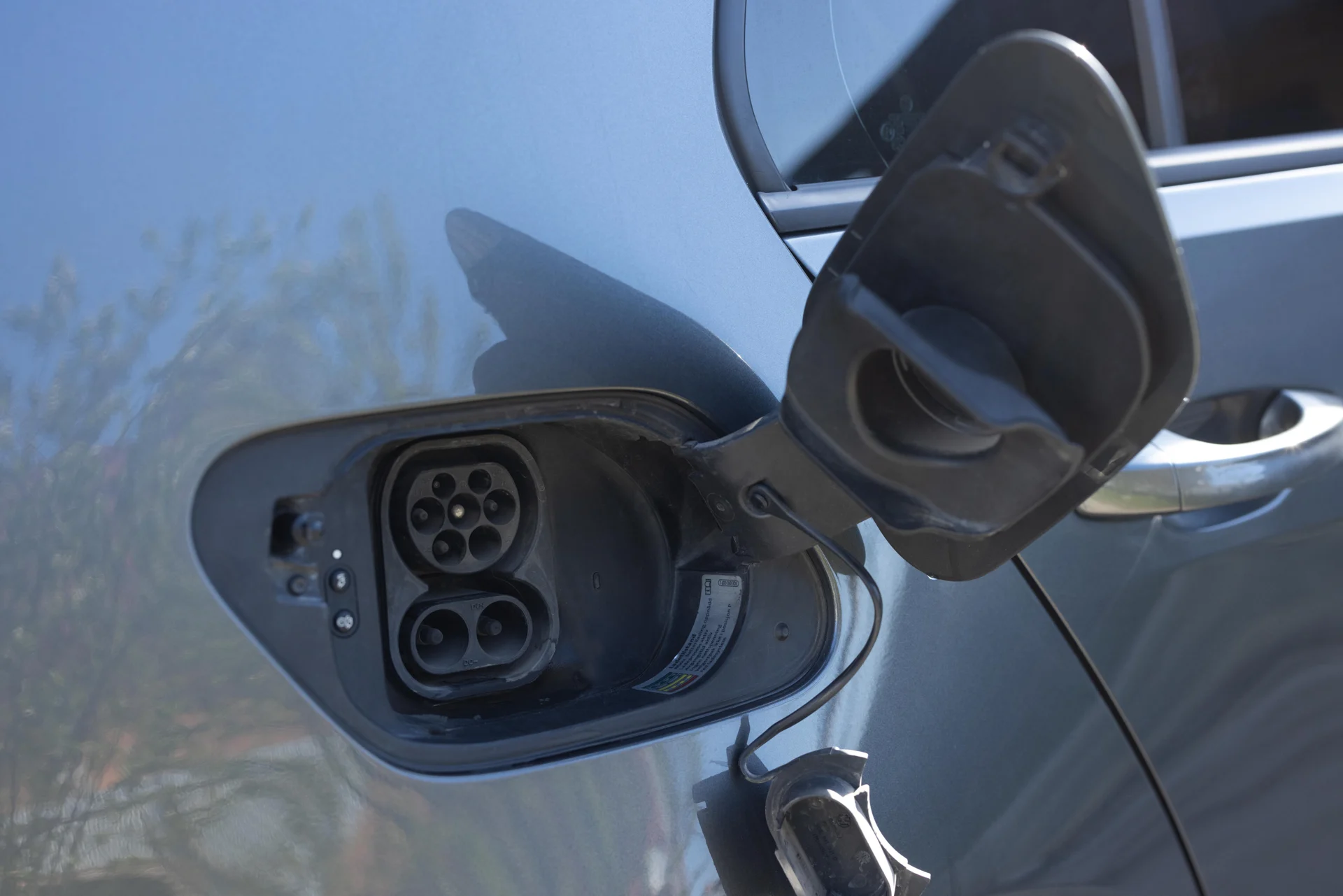 Geöffneter CCS-Combo-2-Ladeanschluss eines Elektrofahrzeugs